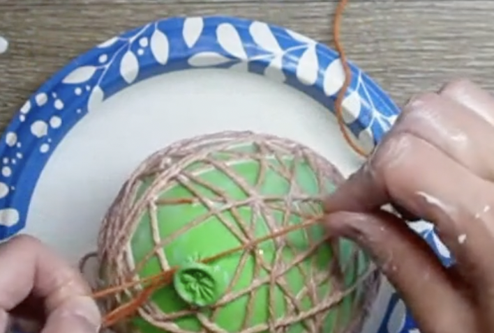 tie dry hanging yarn on the top of the balloon